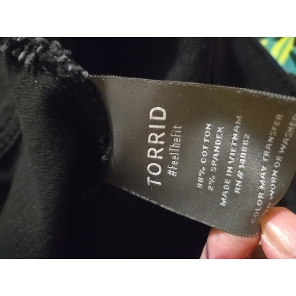 Torrid Studded Black Denim Button-Up Goth Biker Cropped Jean Vest Size 2X Plus - Picture 8 of 8